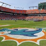 O logotipo do Miami Dolphin no campo do Sun Life Stadium antes do jogo.  O Miami Dolphins derrotou o Buffalo Bills por 24 a 10, no Sun Life Stadium em Miami Gardens, Flórida.
