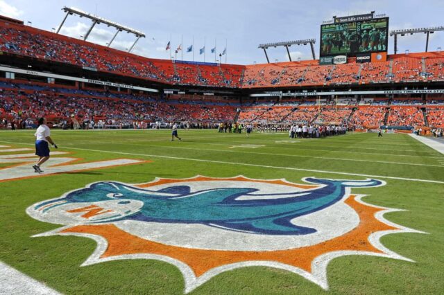 O logotipo do Miami Dolphin no campo do Sun Life Stadium antes do jogo.  O Miami Dolphins derrotou o Buffalo Bills por 24 a 10, no Sun Life Stadium em Miami Gardens, Flórida.