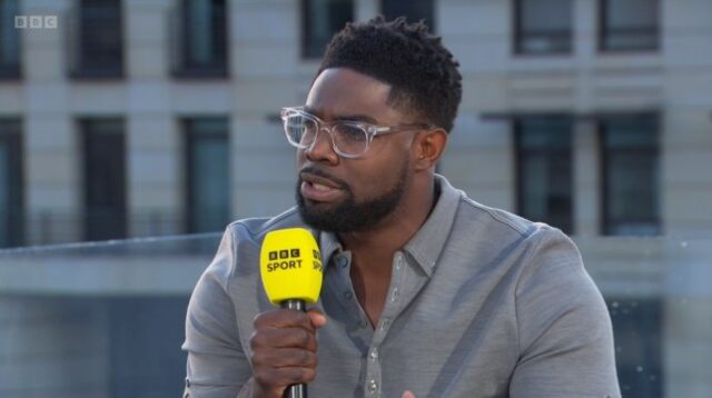 Micah Richards trabalhando como comentarista da BBC para a vitória da Inglaterra na Euro 2024 sobre a Suíça