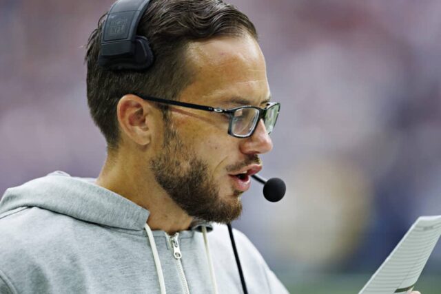 O técnico Mike McDaniel, do Miami Dolphins, joga fora do campo durante o jogo da pré-temporada contra o Houston Texans no NRG Stadium em 19 de agosto de 2023 em Houston, Texas