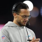 O técnico Mike McDaniel do Miami Dolphins analisa seu cartão de jogo durante o primeiro quarto contra o New England Patriots no Gillette Stadium em 17 de setembro de 2023 em Foxborough, Massachusetts.