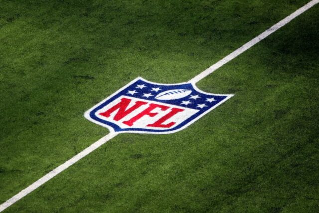Uma visão geral do logotipo da NFL em campo é vista antes do jogo entre o Arizona Cardinals e o Los Angeles Rams no SoFi Stadium em 3 de outubro de 2021 em Inglewood, Califórnia.