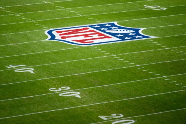 O logotipo da NFL é pintado no campo antes da partida da NFL entre Seattle Seahawks e Tampa Bay Buccaneers na Allianz Arena em 13 de novembro de 2022 em Munique, Alemanha.