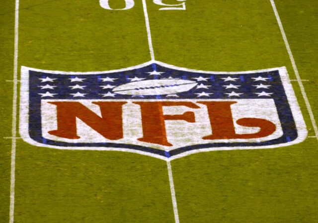 O logotipo da NFL no meio-campo em 13 de novembro de 2006, quando o Carolina Panthers recebe o Tampa Bay Buccaneers no ESPN Monday Night Football em Charlotte.  Os Panteras venceram por 24 a 10.