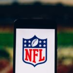 logotipo da NFL na tela branca do celular
