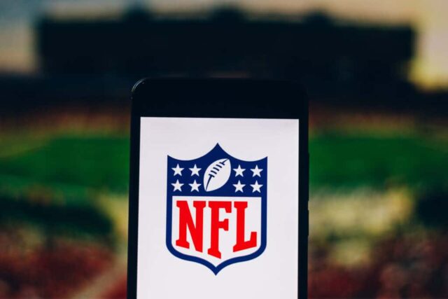 logotipo da NFL na tela branca do celular