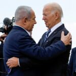 FOTO DE ARQUIVO: O presidente dos EUA, Joe Biden, é recebido pelo primeiro-ministro israelense, Benjamin Netanyahu, em visita a Israel em meio ao conflito em curso entre Israel e o Hamas, em Tel Aviv, Israel, 18 de outubro de 2023. REUTERS/Evelyn Hockstein//Foto de arquivo