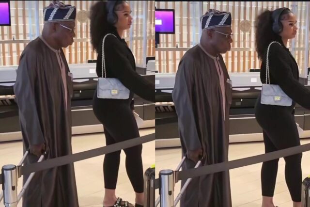 Olusegun Obasanjo carrega sua mala no aeroporto