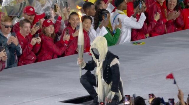O portador da tocha mascarado permaneceu um mistério durante a cerimônia de abertura olímpica