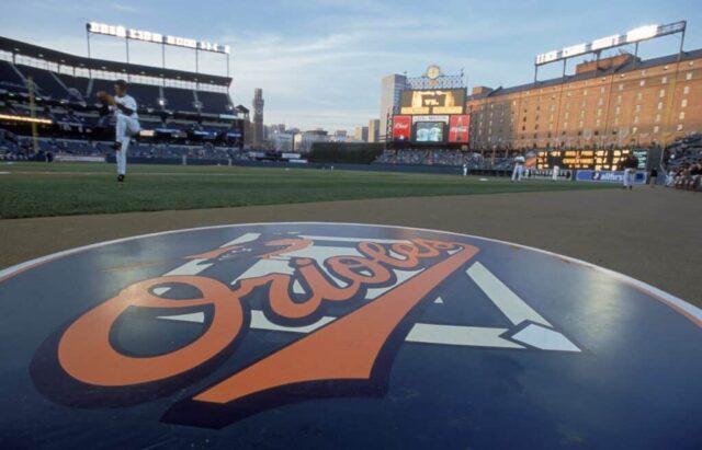 Uma visão geral do logotipo do Baltimore Orioles e da estação no convés durante o jogo contra o Boston Red Sox no Camden Yards em Baltimore, Maryland.  Os Orioles derrotaram os Red Sox por 2-