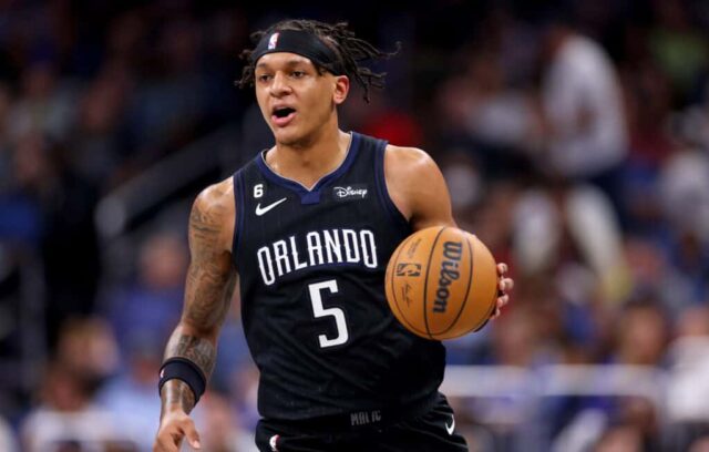 Paolo Banchero # 5 do Orlando Magic leva a bola para o chão durante um jogo contra o Memphis Grizzlies no Amway Center em 5 de janeiro de 2023 em Orlando, Flórida.