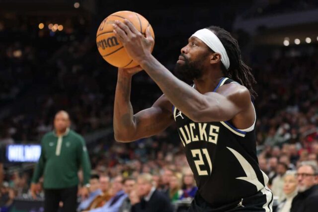 MILWAUKEE, WISCONSIN - 14 DE MARÇO: Patrick Beverley # 21 do Milwaukee Bucks faz um arremesso de três pontos durante a primeira metade de um jogo contra o Philadelphia 76ers no Fiserv Forum em 14 de março de 2024 em Milwaukee, Wisconsin.  NOTA AO USUÁRIO: O Usuário reconhece e concorda expressamente que, ao baixar e/ou usar esta fotografia, o Usuário está concordando com os termos e condições do Contrato de Licença da Getty Images.