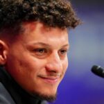 LAS VEGAS, NEVADA - 05 DE FEVEREIRO: Patrick Mahomes do Kansas City Chiefs fala à mídia durante a noite de abertura do Super Bowl LVIII no Allegiant Stadium em 05 de fevereiro de 2024 em Las Vegas, Nevada.