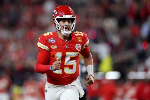 LAS VEGAS, NEVADA - 11 DE FEVEREIRO: Patrick Mahomes nº 15 do Kansas City Chiefs reage após lançar um passe para touchdown no terceiro quarto contra o San Francisco 49ers durante o Super Bowl LVIII no Allegiant Stadium em 11 de fevereiro de 2024 em Las Vegas, Nevada.