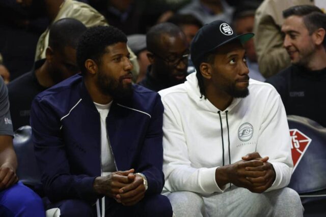 Paul George #13 e Kawhi Leonard #2 do LA Clippers no terceiro quarto na Crypto.com Arena em 3 de março de 2022 em Los Angeles, Califórnia.  NOTA AO USUÁRIO: O usuário reconhece e concorda expressamente que, ao baixar e/ou usar esta fotografia, o usuário concorda com os termos e condições do Contrato de Licença da Getty Images.