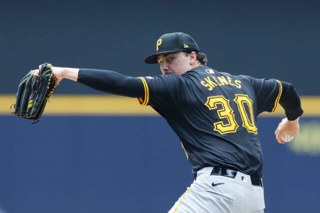 MILWAUKEE, WISCONSIN - 11 DE JULHO: Paul Skenes #30 do Pittsburgh Pirates lança um arremesso no segundo turno contra os Milwaukee Brewers no American Family Field em 11 de julho de 2024 em Milwaukee, Wisconsin. 