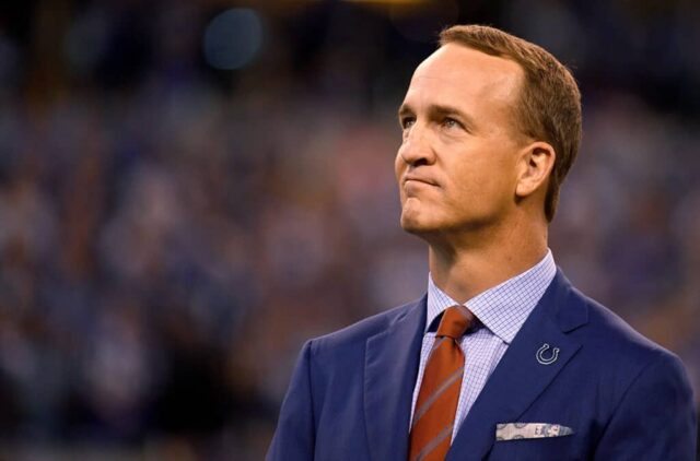 Peyton Manning assiste a um vídeo de apresentação