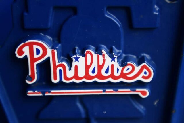 O logotipo dos Phillies na seção 108, assento 32, é mostrado no Citizens Bank Park em 29 de agosto de 2017 na Filadélfia, Pensilvânia.  Rain cancelou o jogo contra o Atlanta Braves e foi remarcado como partida dupla para amanhã.