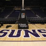O logotipo do Phoenix Suns é visto na quadra antes do jogo da NBA contra o Orlando Magic no US Airways Center em 11 de dezembro de 2009 em Phoenix, Arizona.  Os Suns derrotaram o Magic por 106-103.  NOTA AO USUÁRIO: O Usuário reconhece e concorda expressamente que, ao baixar e/ou usar esta fotografia, o Usuário está concordando com os termos e condições do Contrato de Licença da Getty Images.