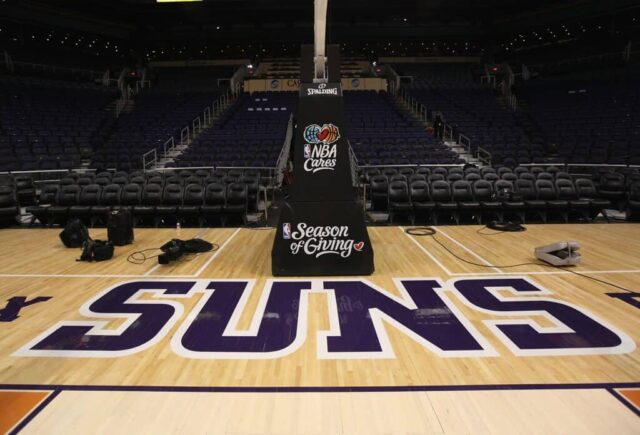 O logotipo do Phoenix Suns é visto na quadra antes do jogo da NBA contra o Orlando Magic no US Airways Center em 11 de dezembro de 2009 em Phoenix, Arizona.  Os Suns derrotaram o Magic por 106-103.  NOTA AO USUÁRIO: O Usuário reconhece e concorda expressamente que, ao baixar e/ou usar esta fotografia, o Usuário está concordando com os termos e condições do Contrato de Licença da Getty Images.