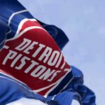 Detroit, EUA, 10 de setembro de 2023: Bandeira do Detroit Pistons agitando em um dia claro.  Time profissional americano de basquete, Divisão Central da Conferência Leste.  Renderização de ilustração 3d editorial ilustrativa