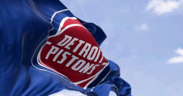 Detroit, EUA, 10 de setembro de 2023: Bandeira do Detroit Pistons agitando em um dia claro.  Time profissional americano de basquete, Divisão Central da Conferência Leste.  Renderização de ilustração 3d editorial ilustrativa