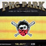 PITTSBURGH, PA - 07 DE JULHO: O placar do PNC Park é mostrado com um logotipo atualizado do Pittsburgh Pirates incentivando o uso de máscaras durante os treinos de verão no PNC Park em 7 de julho de 2020 em Pittsburgh, Pensilvânia.