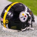 Um capacete do Pittsburgh Steelers em campo antes do jogo de futebol americano da NFL entre o Pittsburgh Steelers e o Arizona Cardinals em 8 de dezembro de 2019 no State Farm Stadium em Glendale, Arizona.