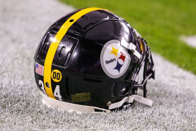 Um capacete do Pittsburgh Steelers em campo antes do jogo de futebol americano da NFL entre o Pittsburgh Steelers e o Arizona Cardinals em 8 de dezembro de 2019 no State Farm Stadium em Glendale, Arizona.
