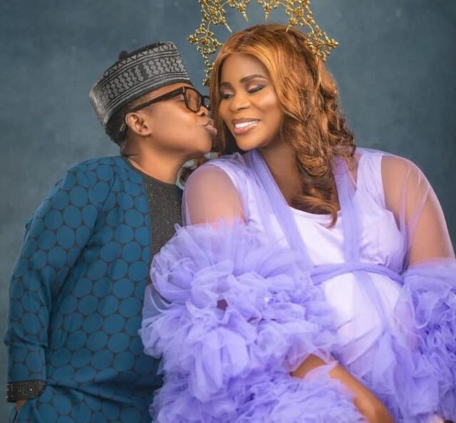 Chinedu Ikedieze e esposa dão as boas-vindas ao menino