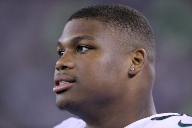 Quinnen Williams # 95 do New York Jets observa da linha lateral durante um confronto de pré-temporada contra o New York Giants no MetLife Stadium em 8 de agosto de 2019 em East Rutherford, Nova Jersey.