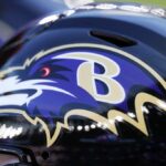 Uma visão detalhada do capacete do Baltimore Ravens durante a partida dos Jogos da NFL de Londres de 2023 entre Baltimore Ravens e Tennessee Titans no Tottenham Hotspur Stadium em 15 de outubro de 2023 em Londres, Inglaterra.