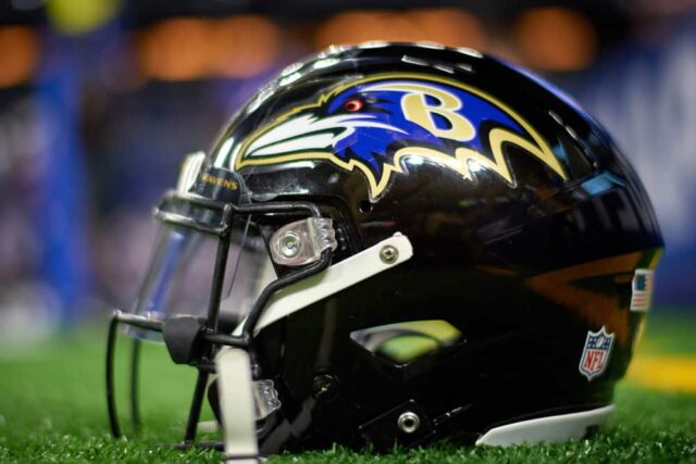 Uma visão detalhada de um capacete do Baltimore Ravens é visto no campo durante o jogo de pré-temporada da NFL entre o Indianapolis Colts e o Baltimore Ravens em 20 de agosto de 2018 no Lucas Oil Stadium em Indianápolis, Indiana.