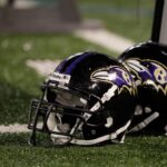 Um par de capacetes do Baltimore Ravens fica de lado durante o jogo dos Ravens contra o Washington Redskins no M&T Bank Stadium em 25 de agosto de 2011 em Baltimore, Maryland.
