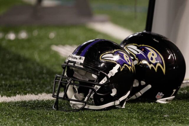 Um par de capacetes do Baltimore Ravens fica de lado durante o jogo dos Ravens contra o Washington Redskins no M&T Bank Stadium em 25 de agosto de 2011 em Baltimore, Maryland.