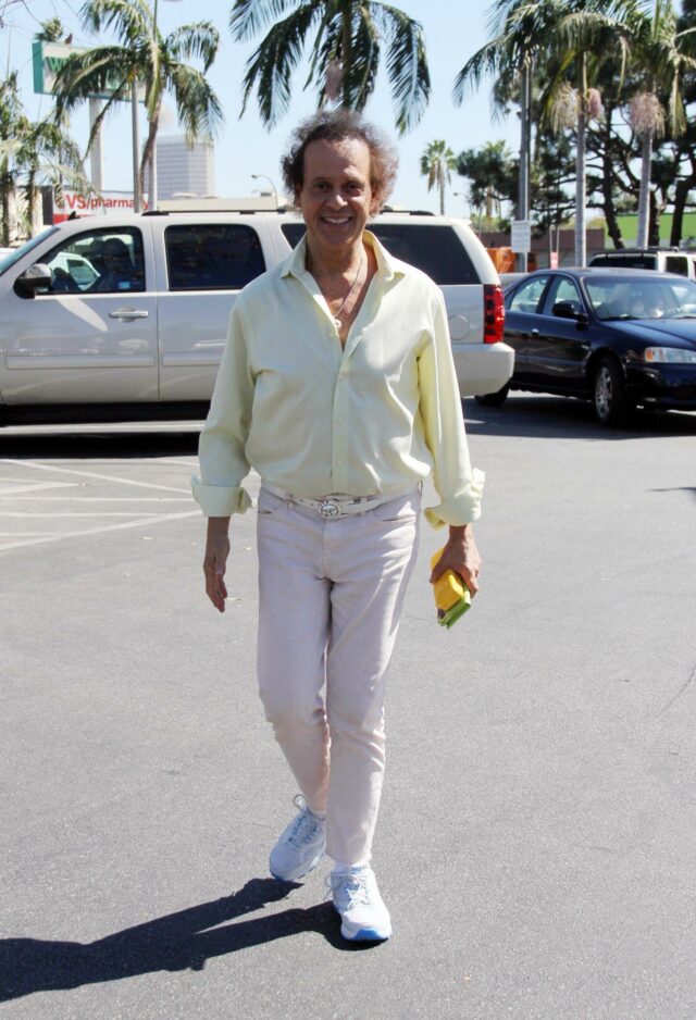 RICHARD SIMMONS DANÇANDO EM UM ESTACIONAMENTO