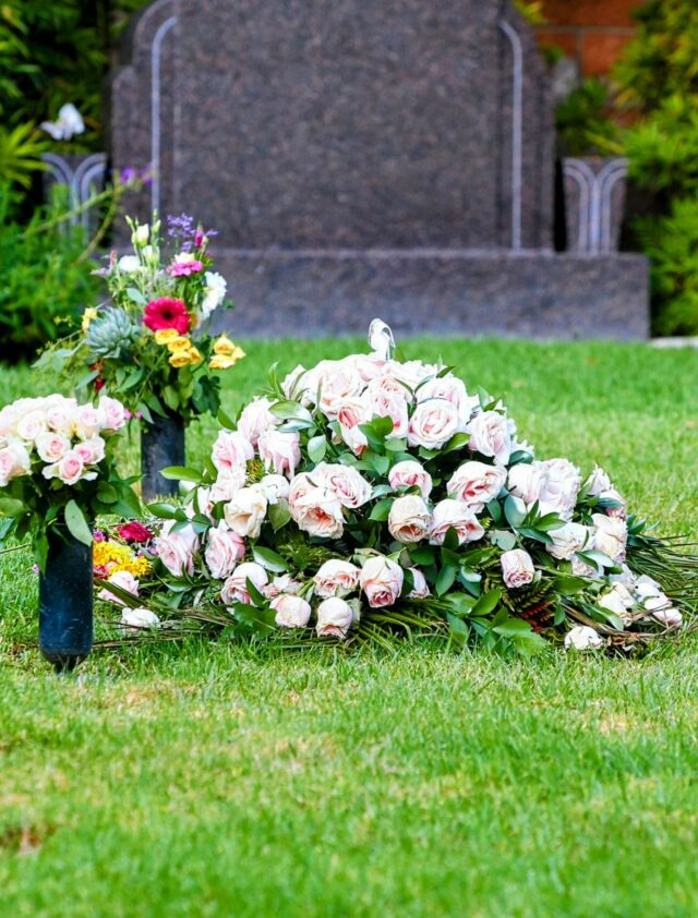 Flores colocadas no local de descanso final de Richard Simmons
