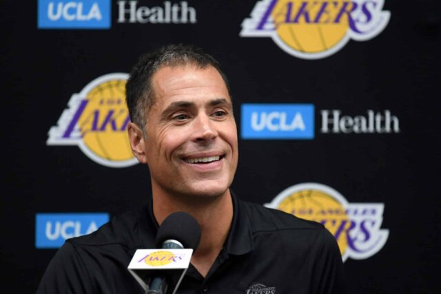 O gerente geral do Los Angeles Lakers, Rob Pelinka, sorri ao falar à imprensa durante o dia da mídia do Los Angeles Laker no UCLA Health Training Center em 27 de setembro de 2019 em El Segundo, Califórnia.