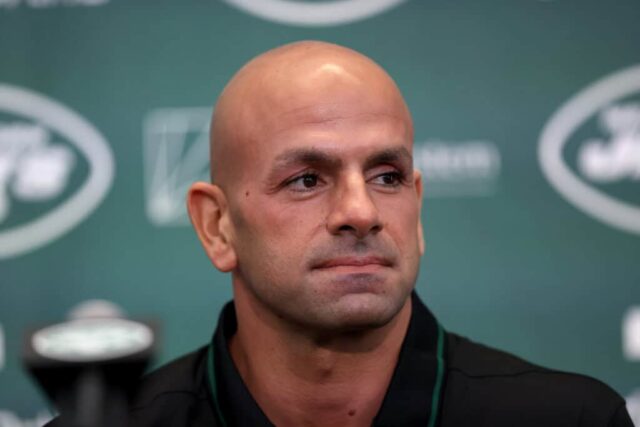 O técnico do New York Jets, Robert Saleh, participa de uma coletiva de imprensa para apresentar Aaron Rodgers como o novo quarterback do New York Jets no Atlantic Health Jets Training Center em 26 de abril de 2023 em Florham Park, Nova Jersey.