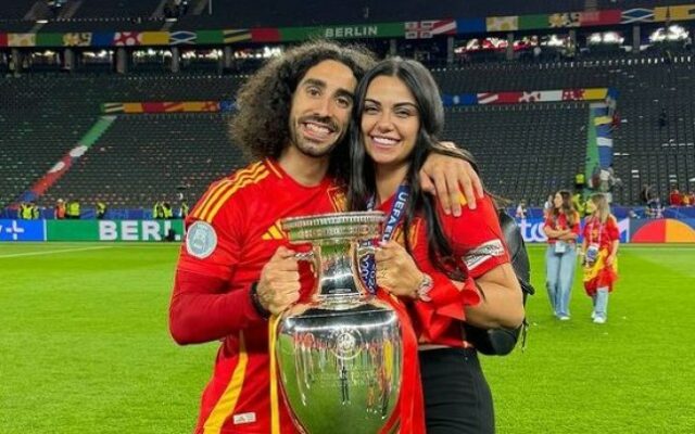 Marc Cucurella com sua namorada Claudia Rodriguez e o troféu do Campeonato Europeu após a vitória da Espanha na Euro 2024