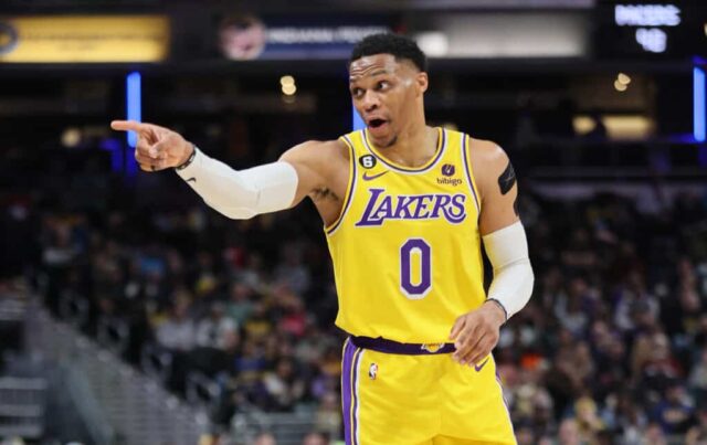 Russell Westbrook # 0 do Los Angeles Lakers tem algumas palavras para os fãs durante o jogo contra o Indiana Pacers em Gainbridge Fieldhouse em 02 de fevereiro de 2023 em Indianápolis, Indiana.  NOTA AO USUÁRIO: O Usuário reconhece e concorda expressamente que, ao baixar e/ou usar esta fotografia, o Usuário está concordando com os termos e condições do Contrato de Licença da Getty Images.