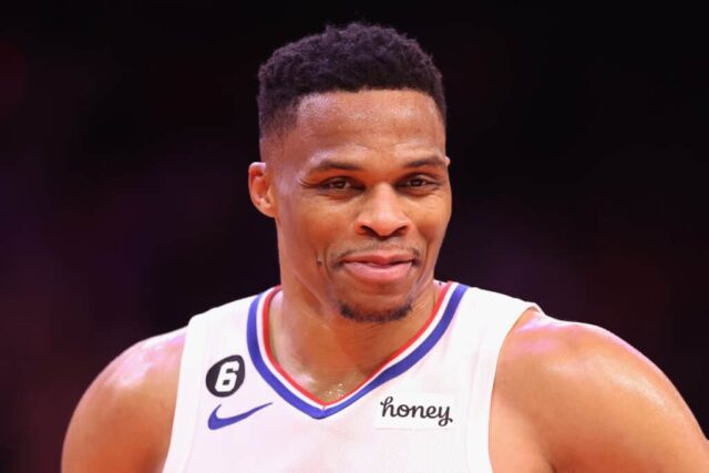 Russell Westbrook # 0 do LA Clippers durante a segunda metade do segundo jogo dos playoffs da primeira rodada da Conferência Oeste no Footprint Center em 18 de abril de 2023 em Phoenix, Arizona.  Os Suns derrotaram os Clippers por 123-109.  NOTA AO USUÁRIO: O Usuário reconhece e concorda expressamente que, ao baixar e/ou usar esta fotografia, o Usuário está concordando com os termos e condições do Contrato de Licença da Getty Images.