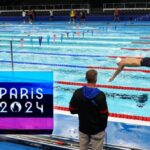 Atletas treinando em piscina olímpica com o logotipo Paris 2024.