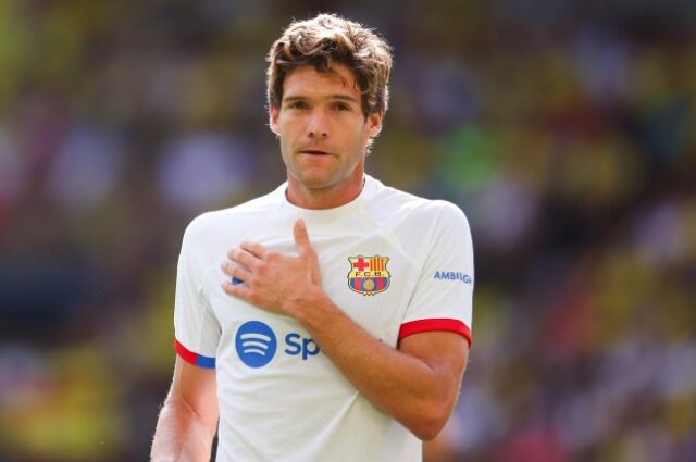 Marcos Alonso, do FC Barcelona, ​​observa durante a partida da LaLiga EA Sports entre Villarreal CF e FC Barcelona