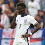 Bukayo Saka, da Inglaterra, parece desapontado e abatido durante o jogo dos oitavos-de-final do UEFA EURO 2024 entre Inglaterra e Eslováquia