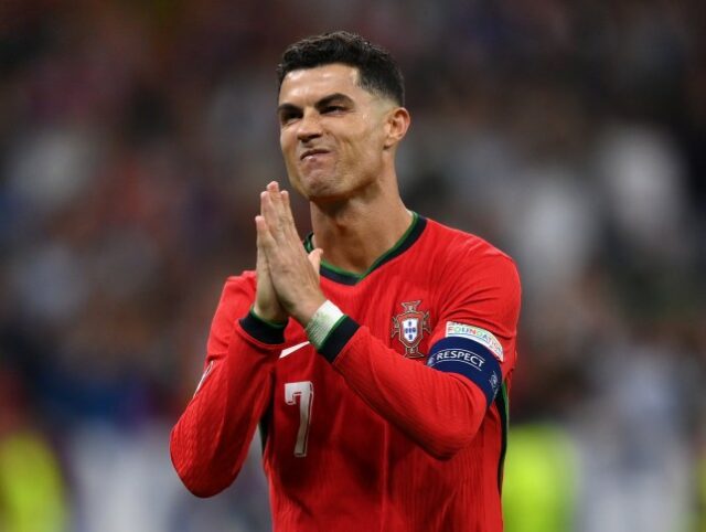 Cristiano Ronaldo, de Portugal, comemora o primeiro pênalti da equipe na disputa de pênaltis durante a partida das oitavas de final do UEFA EURO 2024 entre Portugal e Eslovênia, na Frankfurt Arena