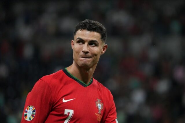 Cristiano Ronaldo, de Portugal, observa o jogo dos oitavos-de-final do UEFA EURO 2024 entre Portugal e Eslovénia, na Frankfurt Arena