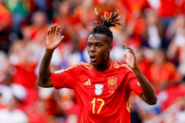 Nico Williams, da Espanha, observa durante o jogo dos quartos-de-final do UEFA EURO 2024 entre Espanha e Alemanha, na Stuttgart Arena