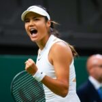 Emma Raducanu da Grã-Bretanha em ação contra Maria Sakkari da Grécia na terceira rodada do quinto dia do Campeonato de Wimbledon 2024 no All England Lawn Tennis and Croquet Club