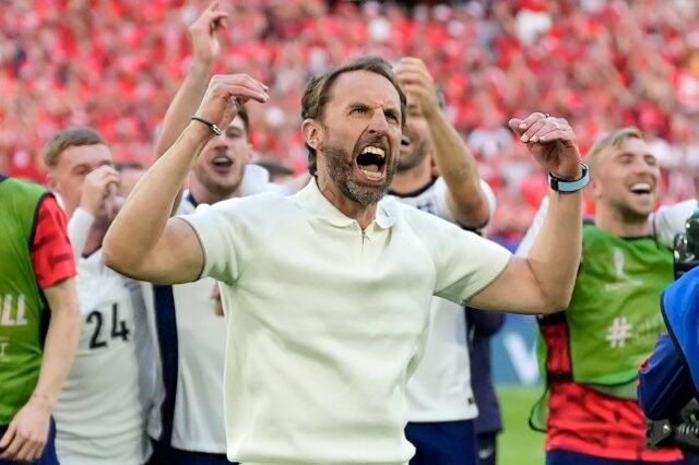 O técnico da Inglaterra, Gareth Southgate, comemora após vencer a disputa de pênaltis na partida das quartas de final entre Inglaterra e Suíça na Euro 2024